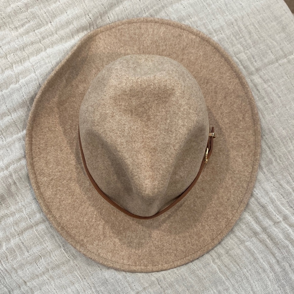Wide brim hat